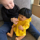 Dukketøj - 38-41 cm - Gul regnjakke - Fra 3 år. - Billede 1