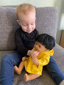 Dukketøj - 38-41 cm - Gul regnjakke - Fra 3 år. - Billede 1