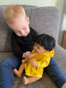 Dukketøj - 38-41 cm - Gul regnjakke - Fra 3 år. - Billede 1