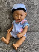 Dukketøj - 38-41 cm - T-shirt, shorts & cap - Fra 3 år. - Billede 1