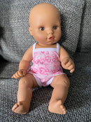 Dukke - 32 cm - Nyfødt Pige - Latinamerikansk. - Billede 1