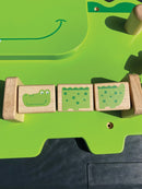 Aktivitetstavle i træ - Lille Krokodille - Fra 18 mdr. - Billede 1