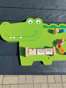 Aktivitetstavle i træ - Lille Krokodille - Fra 18 mdr. - Billede 1