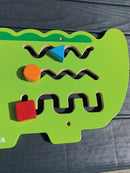 Aktivitetstavle i træ - Lille Krokodille - Fra 18 mdr. - Billede 1