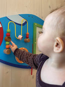 Aktivitetstavle i træ - Flyvemaskine - Fra 18 mdr - VIGA. - Billede 1