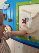 Aktivitetstavle i træ - Flyvemaskine - Fra 18 mdr - VIGA. - Billede 1