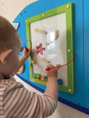 Aktivitetstavle i træ - Flyvemaskine - Fra 18 mdr - VIGA. - Billede 1