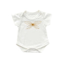 byASTRUP Dukketøj: 30-35 cm - Body i Cream farve med Sommerfugl. - Billede 1