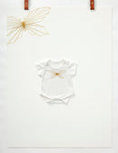 byASTRUP Dukketøj: 46-50 cm - Body i Cream farve med Sommerfugl. - Billede 1