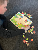 Puslespil fra Goki - Rød Traktor - 96 brikker.