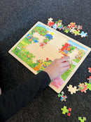 Puslespil fra Goki - Rød Traktor - 96 brikker.