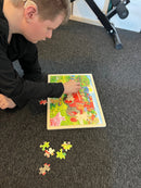 Puslespil fra Goki - Rød Traktor - 96 brikker.