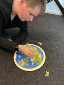 Puslespil fra Goki - Verdenskort - 57 brikker.