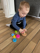 Stabeltårn i træ med 6 ringe fra Goki - 13 cm.