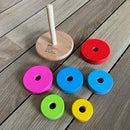 Stabeltårn i træ med 6 ringe fra Goki - 13 cm.