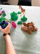 Kinetic Sand - Sandkasse med 455 gram magisk sand - Grøn farve. - Billede 1