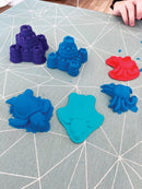 Kinetic Sand - Sandkasse med 455 gram magisk sand - Blå farve. - Billede 1