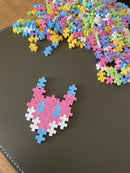 Plus Plus MINI Pastel - Metalkuffert med 600 brikker i Pastelfarve. - Billede 1