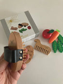 Plejesæt til Kæphest, i FSC-træ - 8 dele - byAstrup - Fra 3 år. - Billede 1