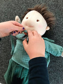 Krammedukke, Victor - 42 cm - byAstrup - Fra 1 år. - Billede 1