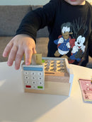 Kasseapparat i træ fra MaMaMeMo - Fra 3 år.