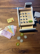 Kasseapparat i træ fra MaMaMeMo - Fra 3 år.