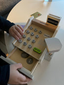 Kasseapparat i træ fra MaMaMeMo - Fra 3 år.