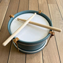 Trætromme med 2 trommestikker - FLEXA - Fra 2 år.