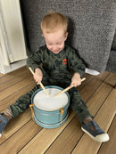 Trætromme med 2 trommestikker - FLEXA - Fra 2 år.