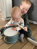 Trætromme med 2 trommestikker - FLEXA - Fra 2 år.