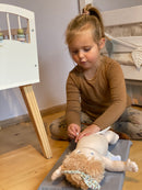 Krammedukke, Vigga - 42 cm - byAstrup - Fra 1 år.