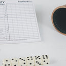 Yatzysæt med bæger, terninger og blok A6 - Legebyen.dk - Fra 5 år - Billede 1