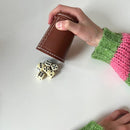 Sampak med terninger og raflebæger.