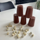 Spillesæt med 30 terninger og 5 raflebægre.